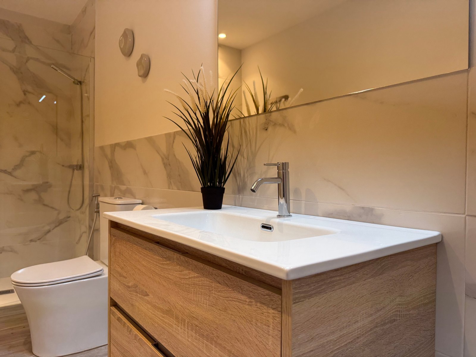 Baño moderno y amplio